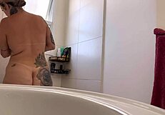 Peguei meu vizinho me vendo tomando banho menstruada, comecei a bater uma siririca, ele bateu punheta e gozou.