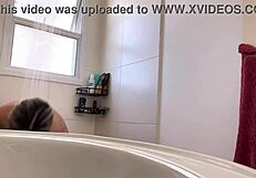 Peguei meu vizinho me vendo tomando banho menstruada, comecei a bater uma siririca, ele bateu punheta e gozou.