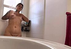 Peguei meu vizinho me vendo tomando banho menstruada, comecei a bater uma siririca, ele bateu punheta e gozou.