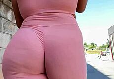 Aquela ajeitadinha gostosa deixa a calça bem socadinha como eu gosto, mostrando huge tanned ass.