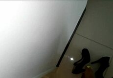 MILF latină curvy îmi rupe curul cu pula ei mare în baie