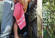 Chuveiro Não Funciona Mulher Casada Pede Ajuda Ao Zelador Da Fazenda Usando Apenas Uma Toalha E Paga Com Sexo