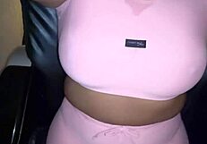 Aquela ajeitadinha gostosa deixa a calça bem socadinha como eu gosto, mostrando huge tanned ass.