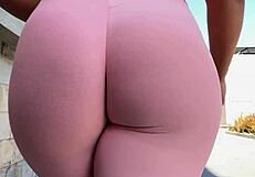 Aquela ajeitadinha gostosa deixa a calça bem socadinha como eu gosto, mostrando huge tanned ass.