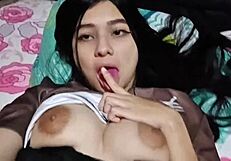 hermosa latina natural tiene orgasmo tras orgasmo en el sofa casero real, spanking her fat ass.