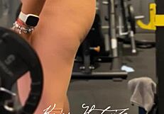 Aquela ajeitadinha gostosa deixa a calça bem socadinha como eu gosto, mostrando huge tanned ass.