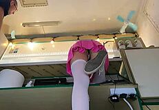 No resistí besar su culo desnudo en el trabajo al inclinarse sobre el mostrador