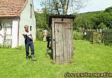 Rdečelaska se jezi in dobi spermo na prostem