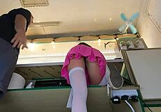 No resistí besar su culo desnudo en el trabajo al inclinarse sobre el mostrador