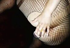 corno odpre požrešni rit svoji nezvesti ženi in ljubimcu požeru, ki jo lepo jebe poročeno kurbo, raztegnjeno v fisting