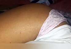 Mačeha z veliko ritjo in joški se pripravlja na spanje, vendar čuti svojo mokro pičko in raje masturbira.