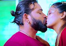 Desi šolarka prvič z mišičastim fantom. Lahko vzdrži?