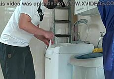 ربة منزل تتحرش بالفني بكس مبلل أثناء سريع