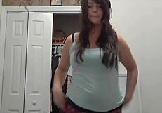 This 18-year-old sexy camgirl is performing live.