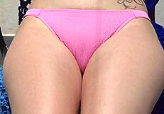 يا، دهن كريم شمسي على الثدي أثناء الاستلقاء العام بري