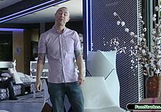 Fiatal mostohatestvér meggyőzi mostohatestvért az autókulcsokért