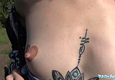 Gorąca rudowłosa Lola Fae pieprzona przez faceta z Europy na zewnątrz