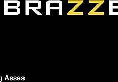 Tocando el coño mojado de Luna Star con masaje de polla grande.