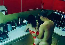 زوجة جميلة تقول، التمعني بقوة في المطبخ