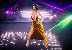 Gostosa rebolando her curves in a lively dance routine