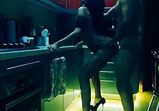 美しい奥さんがキッチンで「ラフに私を舐めて」と言う