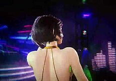 Gostosa rebolando her curves in a lively dance routine