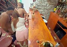 Lesbianas Son Seducidas Por Hombre Mañoso Y Se Las Coge En Medio Del Bar?