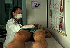 المريض يقسو أمام ممرضة لاتينية. هي تتعامل مع مشكلته الكبيرة.