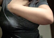 辣印度继妹用天然大奶挑逗，然后给继兄展示独奏性爱视频