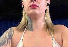 医生在健身房对着湿逼手淫！