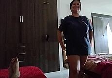 Hermanastra de 18 años pide ropa y a cambio pide que le llenen el culo de leche