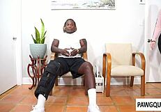 رايان يبتسم يبصق على زب لوي الصغير ويمصه جيدا لباوقوين