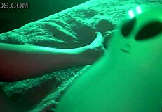 شقراء هاوية تلتقي بكائن فضائي في مشهد مطاطي وحشي منفرد. لقاء غريب يصدم حواسها.