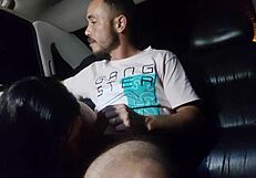 esposa gostosa chupando o corno enquanto o uber de pau grande fode o cu sem d�