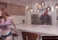 พ่อเลี้ยงซุกซนของฉันเย็ดก้นด้วยเลียก้นและขี่