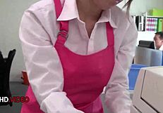 Wanita Pejabat Asia Chihiro Akino Hisap Sampai Creampie di Tempat Kerja