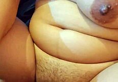 Belle latina se masturbe sauvagement avec un concombre dans la chambre