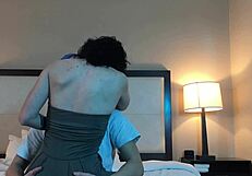 I makin out with this hot petite woman, she's so sexy