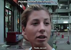 Wakacyjny lodzik dziczeje z podartymi ciuchami przed lustrem