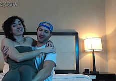 I makin out with this hot petite woman, she's so sexy