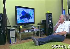 老家伙舔年轻18+粉嫩阴道