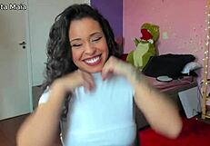 morena gostosa rebolando com a buceta de fora