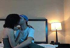 I makin out with this hot petite woman, she's so sexy