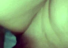 mi hijastro me mira mientras me cambio y se pone cachondo!