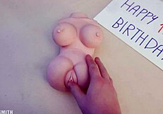 Macocha zaskakuje zabawką i pomaga walić konia