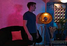 La madura cougar salva el día con sus habilidades