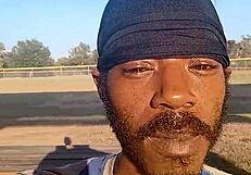 หลานสาวผอมสีน้ำตาลล้อเลียนลุงด้วยการถอดเสื้อโชว์เดี่ยว