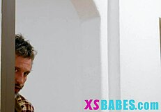 Tu me touches, tu baises ma chatte serrée dur dans l'action petite nana