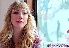 18+ najstnik in MILF v prvem lezbičnem tribingu in prstkanju