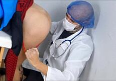 Mačeha vleče pastorko k sumljivemu ginekologu za perverzni pregled, wow!